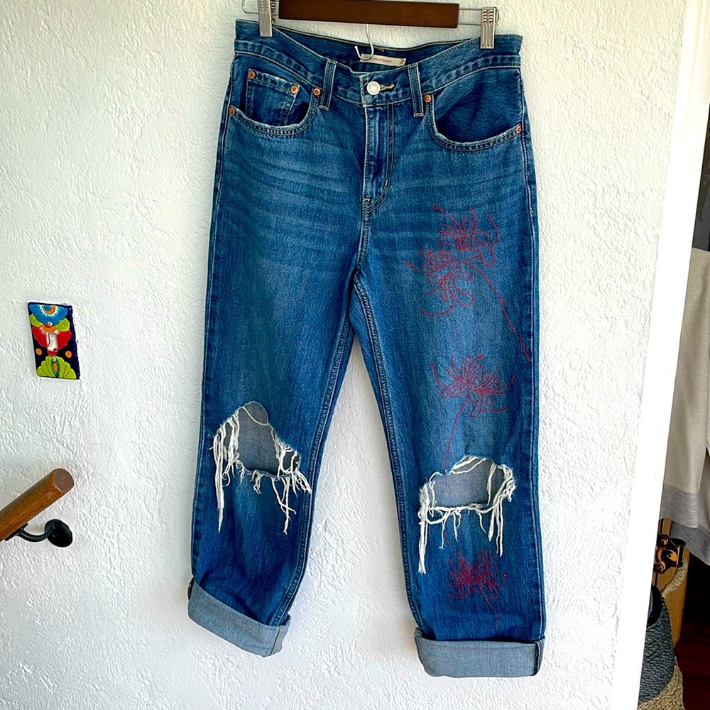 Levi’s Low Pro Straight Distressed Boyfriend Style Red Flower Stitching Size‎ 27